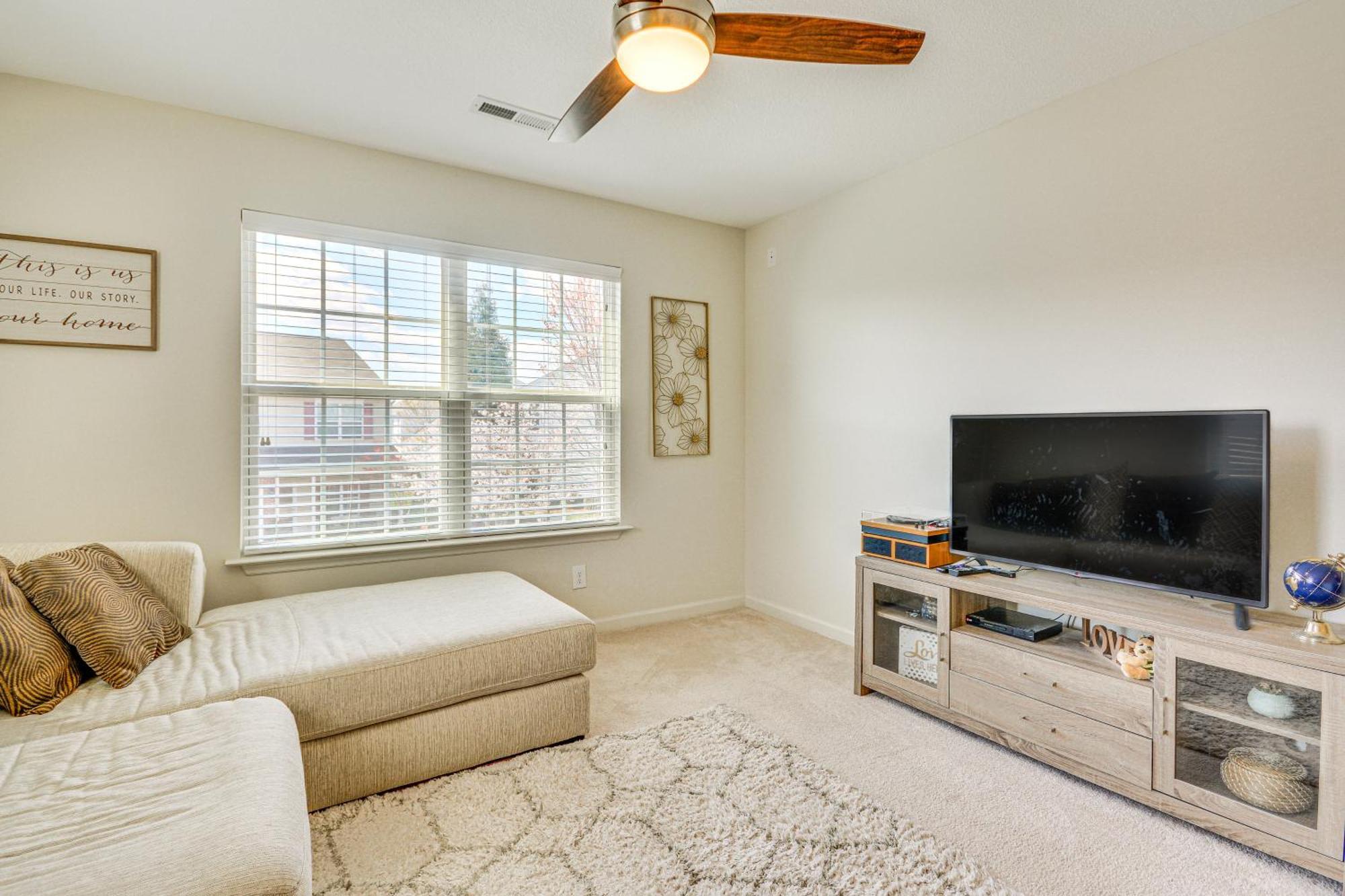 Cozy Greensboro Townhome With Community Pool And Grill Exterior photo