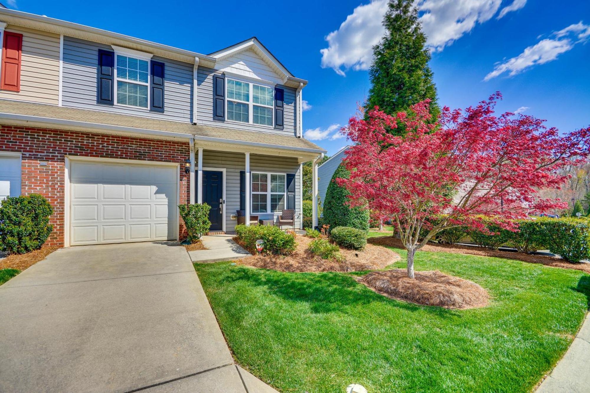 Cozy Greensboro Townhome With Community Pool And Grill Exterior photo