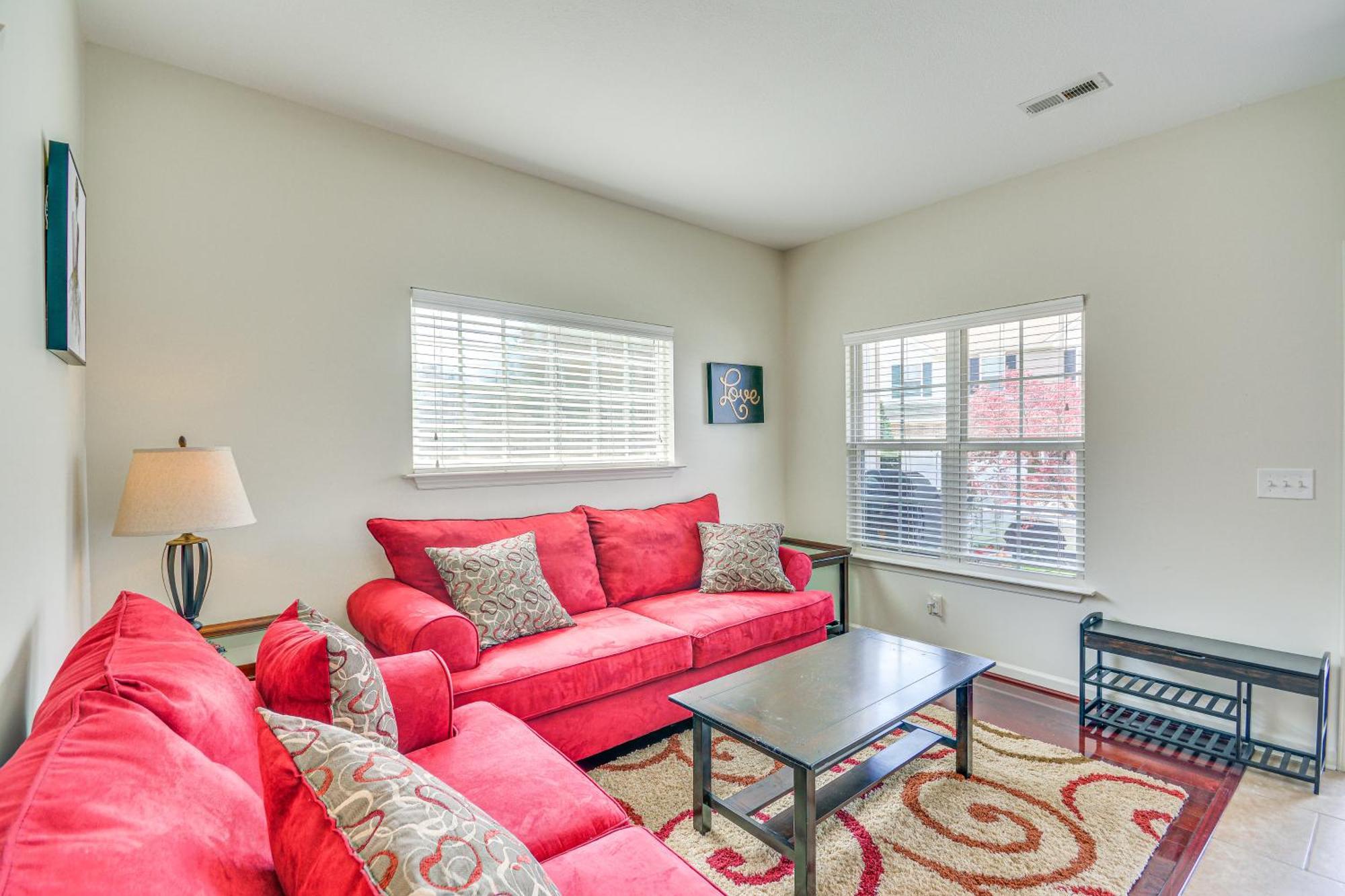 Cozy Greensboro Townhome With Community Pool And Grill Exterior photo