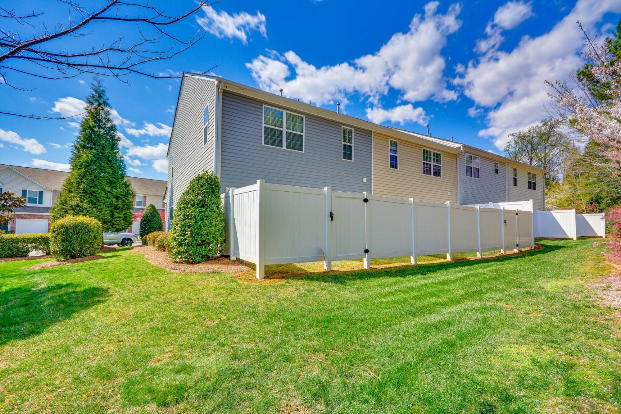 Cozy Greensboro Townhome With Community Pool And Grill Exterior photo